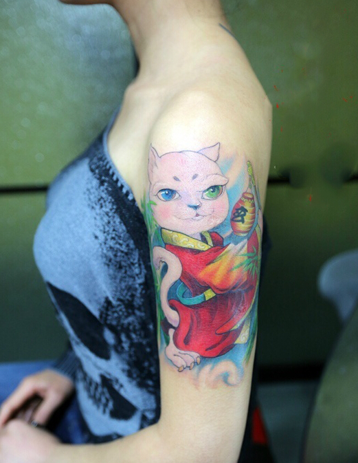 点击大图看下一张：女生手臂穿红袍的猫纹身