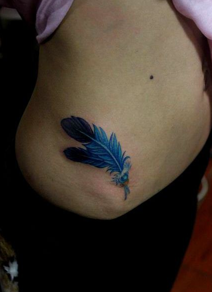 点击大图看下一张：美女腹部唯美好看的羽毛纹身图案