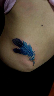 美女腹部唯美好看的羽毛纹身图案
