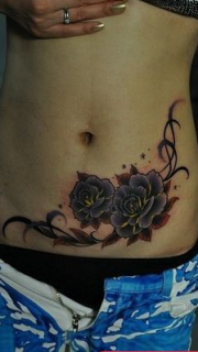 美女腹部花卉藤蔓纹身图案