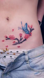 美女腹部彩色樱花蝴蝶纹身图案