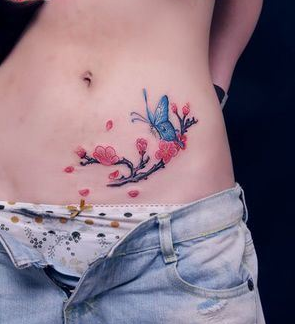 点击大图看下一张：美女腹部彩色樱花蝴蝶纹身图案
