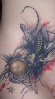女性腹部狰狞的异型蚊子纹身