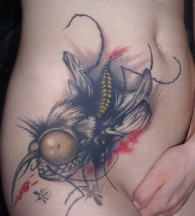 点击大图看下一张：女性腹部狰狞的异型蚊子纹身
