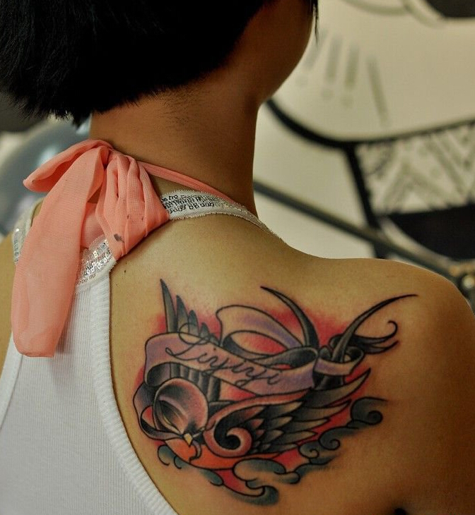 点击大图看下一张：女生彩色燕子肩部纹身