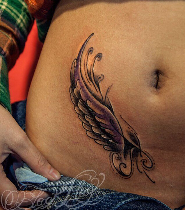 点击大图看下一张：女性腹部翅膀纹身图案
