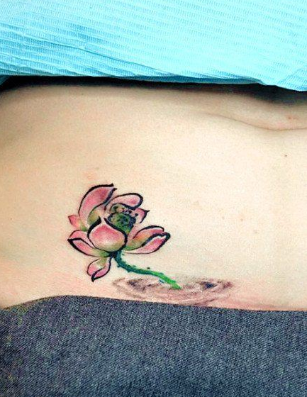 点击大图看下一张:女生腹部唯美流行的写意莲花纹身图案