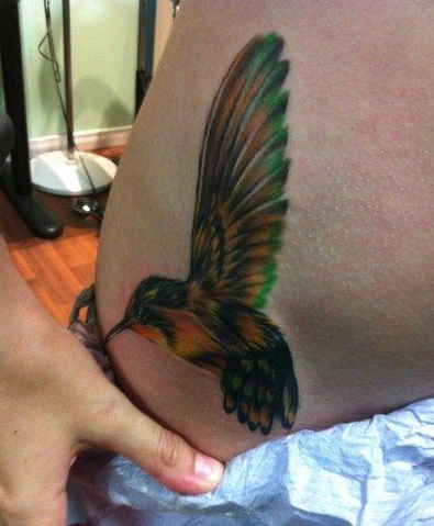 点击大图看下一张：女孩子腹部彩色小蜂鸟纹身图案