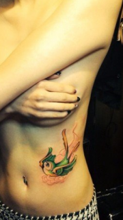 女性腹部彩色燕子纹身图案