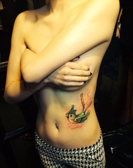 点击大图看下一张：女性腹部彩色燕子纹身图案