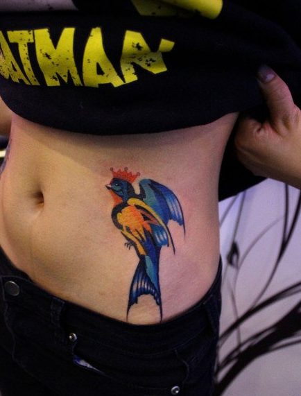 点击大图看下一张：腹部彩色个性燕子纹身图案