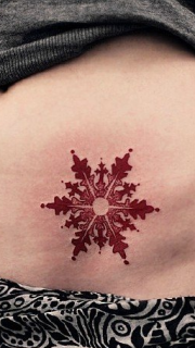 腹部红色雪花纹身图片