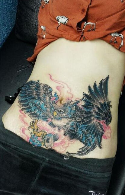 点击大图看下一张：腹部彩色老鹰纹身图案