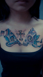 女生胸前经典流行的骷髅纹身图案