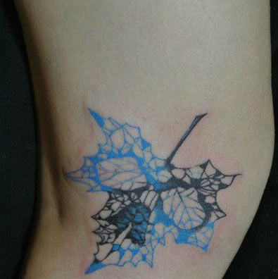 点击大图看下一张：女生腿部超酷的枫叶骷髅纹身图案