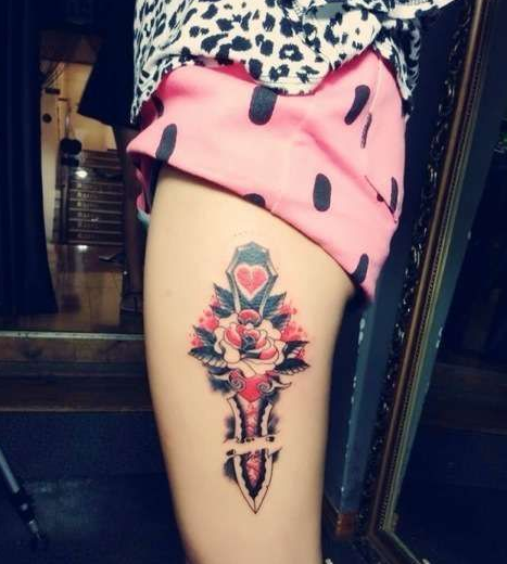 点击大图看下一张：创意剑刺玫瑰大腿纹身