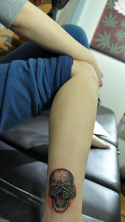 美女腿部流行可爱的骷髅纹身图案