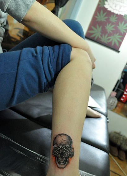 点击大图看下一张：美女腿部流行可爱的骷髅纹身图案