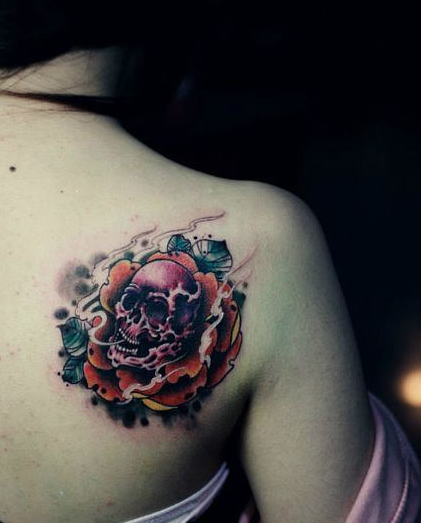 点击大图看下一张：美女肩部另类流行的骷髅玫瑰纹身图案