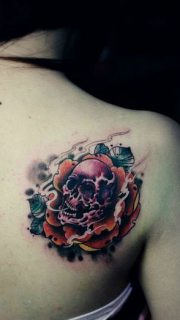 美女肩部另类流行的骷髅玫瑰纹身图案
