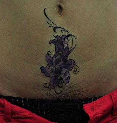 点击大图看下一张：腹部彩色百合花纹身图案