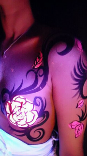 美女胸部荧光玫瑰纹身图案
