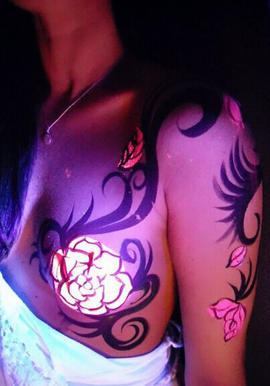 点击大图看下一张：美女胸部荧光玫瑰纹身图案