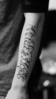 手臂黑白花体英文字母纹身