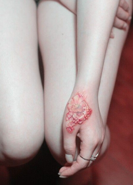点击大图看下一张：粉色小花朵虎口遮疤痕纹身