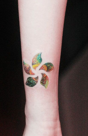点击大图看下一张：彩虹风车时尚手腕纹身