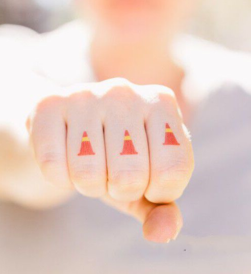 点击大图看下一张：交通信号手指时尚纹身