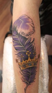 紫色羽毛皇冠手臂纹身