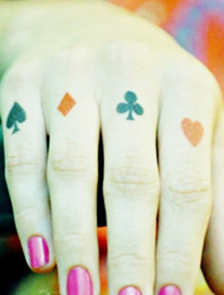 点击大图看下一张：女性手指扑克刺青