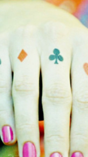 女性手指扑克刺青