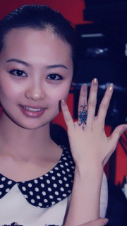 美女手指个性创意戒指纹身