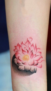 手腕上漂亮的莲花纹身