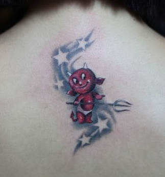 点击大图看下一张：背部可爱的欧美小恶魔纹身