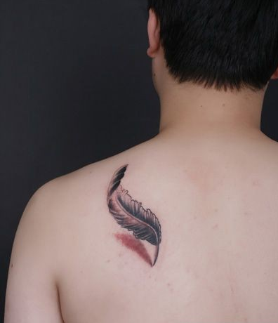 点击大图看下一张：男子后背漂亮的3d羽毛纹身图案