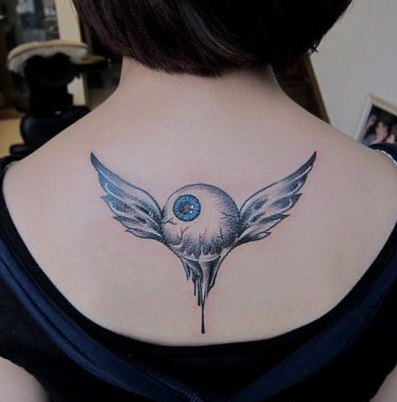 点击大图看下一张：背部欧美眼睛翅膀纹身图案
