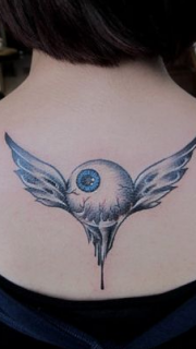 背部欧美眼睛翅膀纹身图案