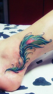 脚踝漂亮的彩色羽毛纹身图案