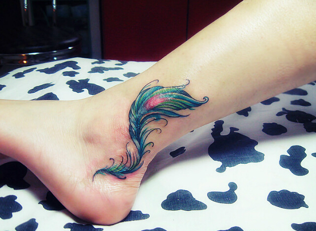 点击大图看下一张：脚踝漂亮的彩色羽毛纹身图案