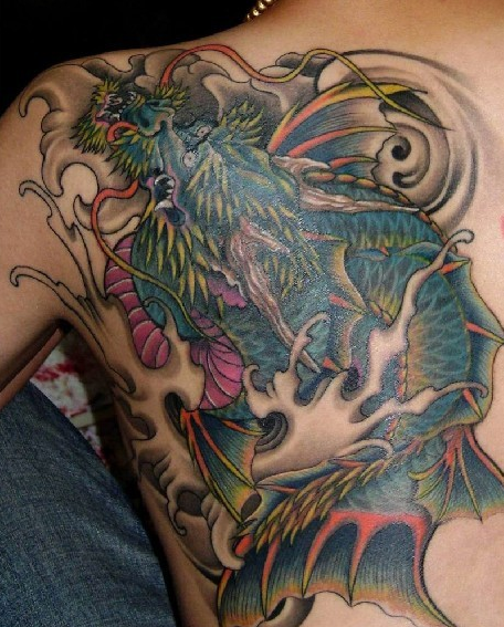 点击大图看下一张:后背霸气的鳌鱼纹身图案