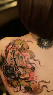 女性背部欧美棺材纹身图案