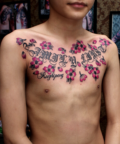 点击大图看下一张：欧美胸部超霸气英文樱花纹身