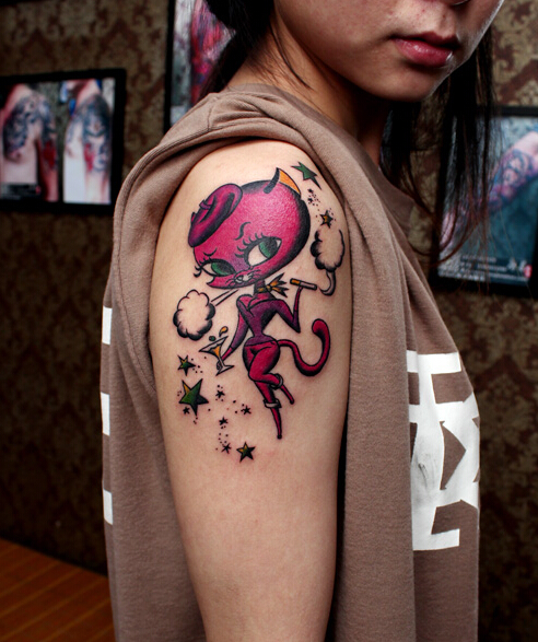 点击大图看下一张：女生手臂妖艳小猫纹身