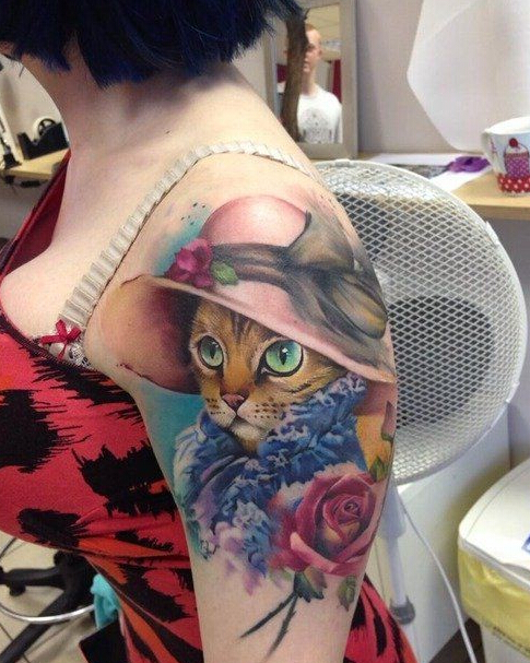 点击大图看下一张：女人胳膊彩色猫咪纹身作品