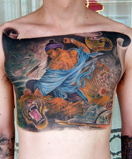 点击大图看下一张：男性胸前大幅的武松打虎纹身图案