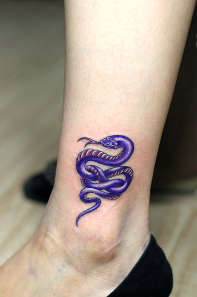 点击大图看下一张：女性脚踝好看的彩色蛇纹身图案