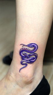 女性脚踝好看的彩色蛇纹身图案